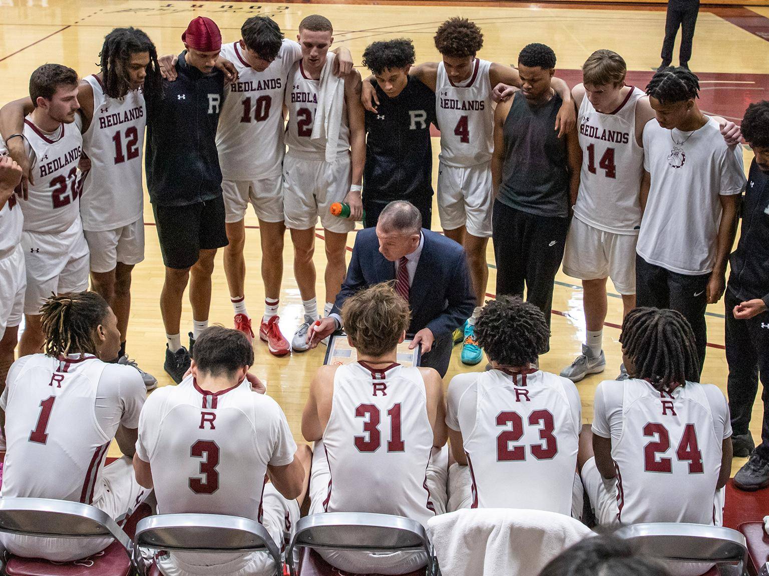 a basketball team in a circle