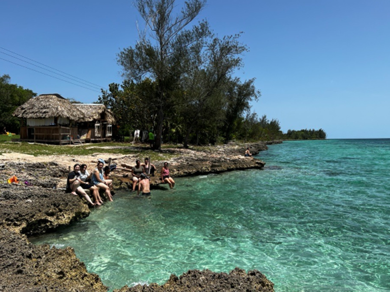 cuba-study-away---beach-group-600x400